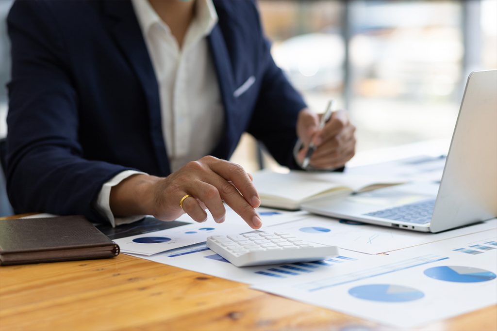 A medida que nos acercamos al cierre anual, es esencial tener en cuenta una disposición fiscal clave: "… los comprobantes fiscales de un gasto deducible deberán corresponder al ejercicio por el que se efectúa la deducción". Esto significa que los gastos que consideremos para calcular el Impuesto sobre la Renta del ejercicio 2023 deben respaldarse con comprobantes fiscales emitidos durante el ejercicio 2023.