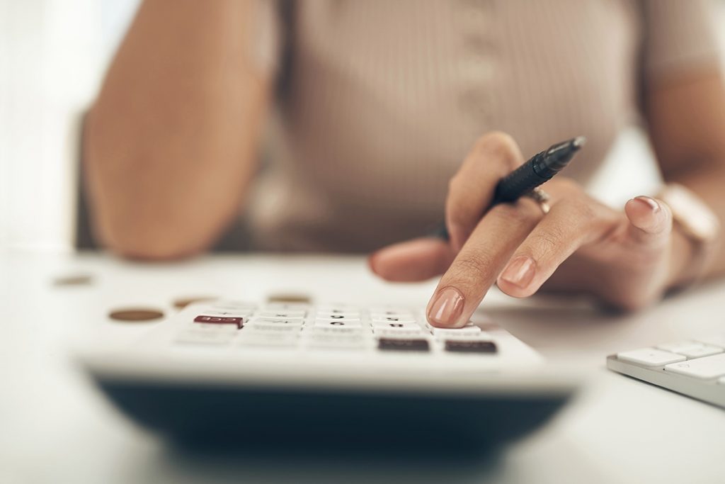 El salario base de cotización de sus trabajadores incluye elementos fijos como el sueldo, aguinaldo, y prima de vacaciones. Sin embargo, es vital considerar que los cambios en los periodos de vacaciones implementados por el gobierno en 2023 y las recientes actualizaciones para 2024 pueden influir significativamente en la prima de vacaciones y, por ende, en la cotización ante el IMSS.