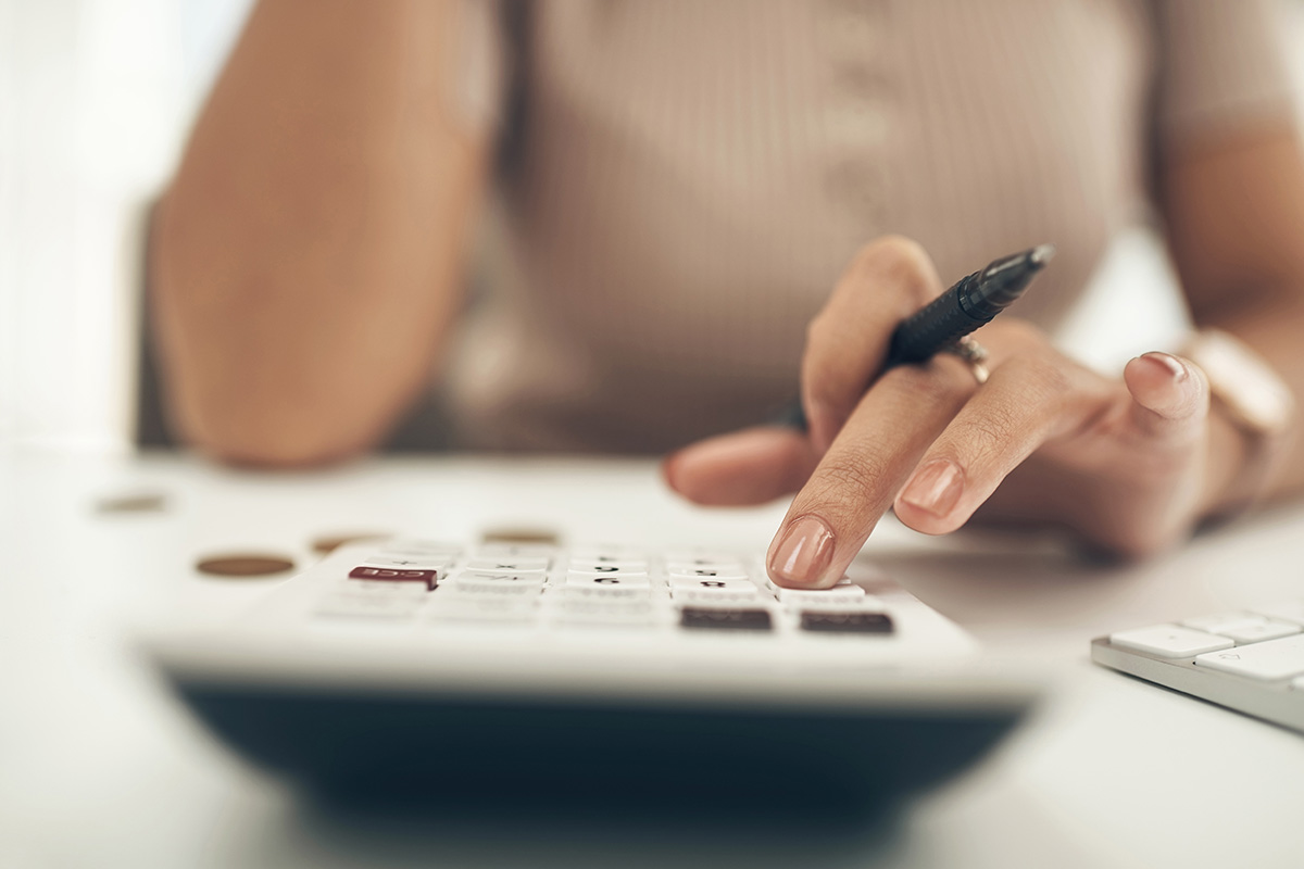 El salario base de cotización de sus trabajadores incluye elementos fijos como el sueldo, aguinaldo, y prima de vacaciones. Sin embargo, es vital considerar que los cambios en los periodos de vacaciones implementados por el gobierno en 2023 y las recientes actualizaciones para 2024 pueden influir significativamente en la prima de vacaciones y, por ende, en la cotización ante el IMSS.