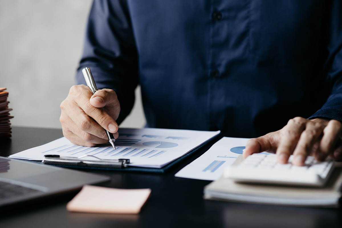 El ajuste en el salario mínimo tiene un impacto directo en el Subsidio al empleo, el cual tradicionalmente se otorgaba a trabajadores con salarios bajos. Con el aumento del salario mínimo, muchos de estos trabajadores ya no se encuentran dentro del rango para recibir el subsidio, resultando en una menor percepción para 2024.